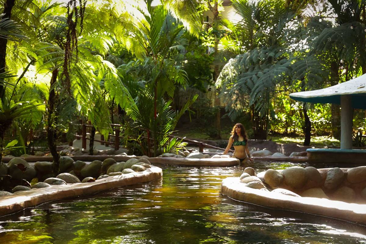 Descubre las aguas termales del Volcán Arenal, un tesoro natural de Costa Rica. Conoce cómo nacen, qué minerales contienen y sus beneficios para todas las edades.